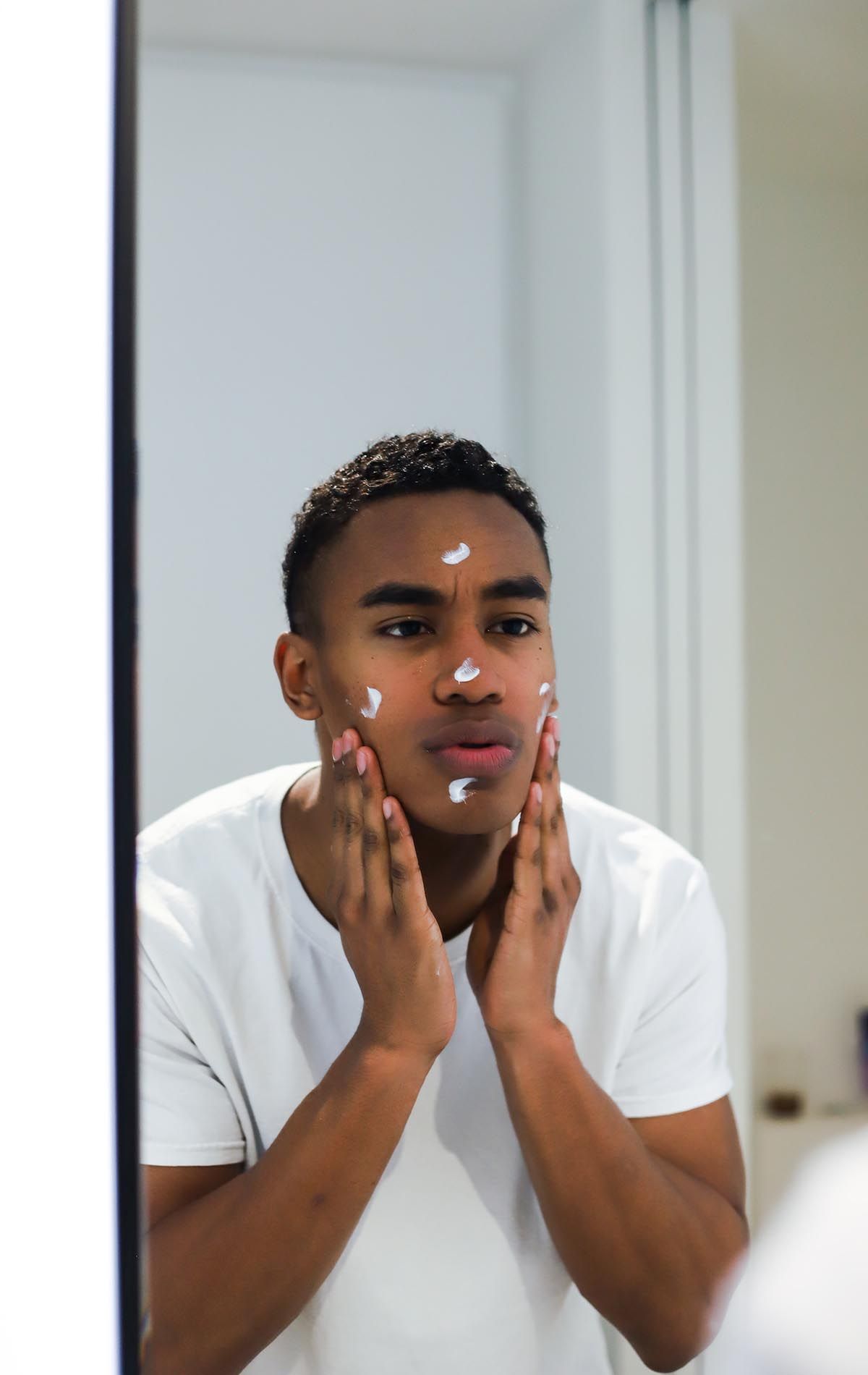 man som tvättar ansiktet